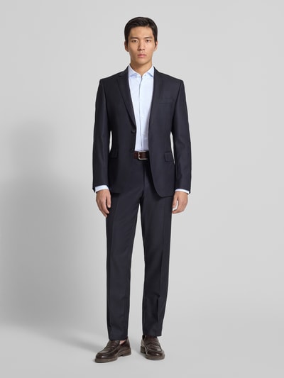 Männermodel draagt Slim Fit zakelijk overhemd uit katoenmix Model 'HANK' van BOSS met all-over rasterruit look, ganzekörperaanzicht van voren.