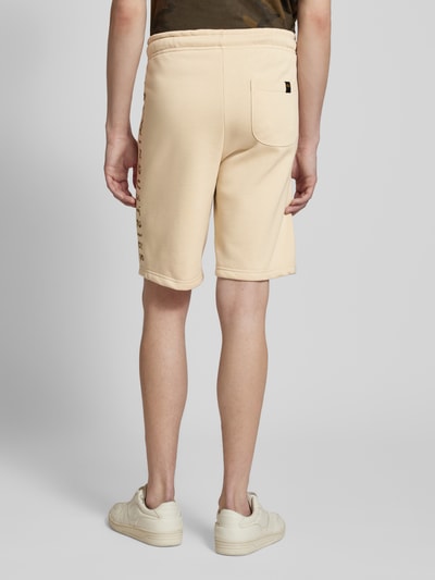 Alpha Industries Regular fit sweatshorts met labelbadge Offwhite - 5