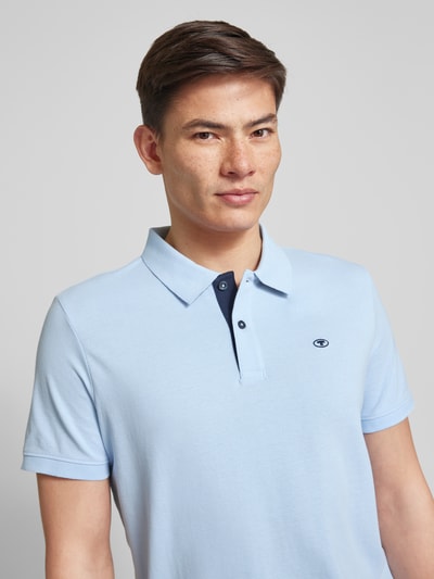 Tom Tailor Poloshirt in unifarbenem Design mit Label-Stitching Hellblau 3