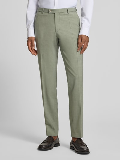 Männermodel trägt Straight Fit Stoffhose aus Schurwoll-Mix Modell 'Paco' von CG - Club of Gents, elastischer Stoff, Bügelfalten, Eingrifftaschen, Knopf- und Reißverschluss, szerokość w rozmiarze 50: 44 cm, długość nogawki wewnętrznej: 79 cm, ganzkörperansicht von vorne.