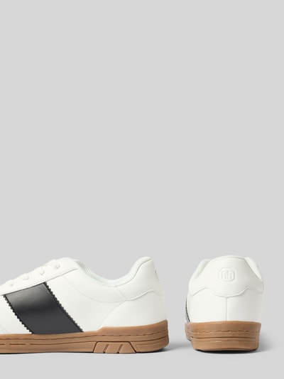 Produktfoto, Sneaker mit Schnürung und Gummisohle Modell 'FCO' von Bruno Banani, weiß mit schwarzem Detail, braune Sohle, Herrenschuh.