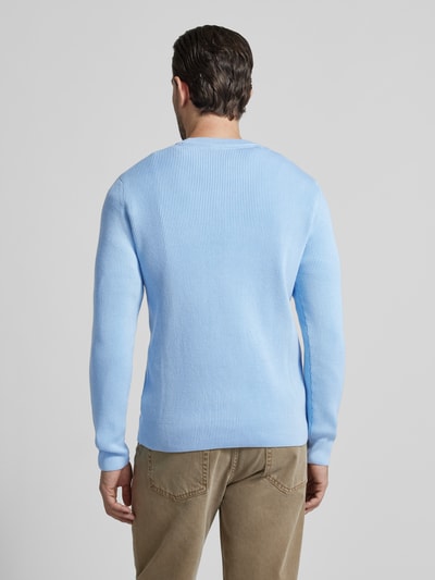 Männermodel trägt Relaxed Fit Strickpullover mit Rundhalsausschnitt von Lindbergh in Hellblau, Baumwoll-Mix, Ripp-Optik, Ganzkörperansicht Rückansicht.