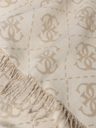 Produktfoto, Schal mit Viskose-Anteil von GUESS aus cremefarbenem Material-Mix mit Fransen, eingewebtem Logo und rechteckiger Form, Damen Schal von GUESS