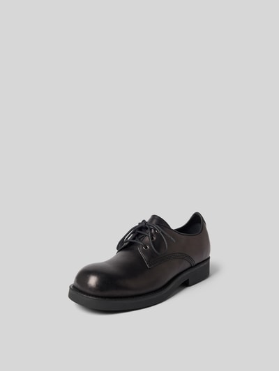 Produktfoto, Derby-Schuhe mit Schnürverschluss von MM6 Maison Margiela in Schwarz mit abgerundeter Form, Ziernähte, glatte Sohle, Absatzhöhe 3 cm, Schafthöhe 9 cm, Herren