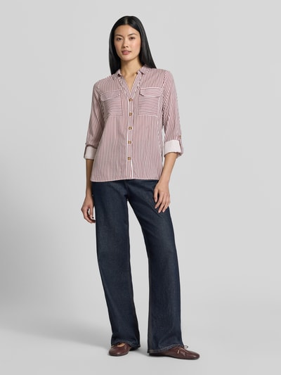 Frauenmodel trägt Regular Fit Langarmbluse aus reiner Viskose Modell 'BUMPY' von VERO MODA, feine rot-weiße Streifen, Ganzkörperansicht von vorne, Damen Langarmbluse von VERO MODA.