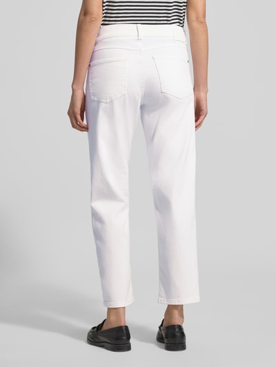 Frauenmodel trägt Jeans mit Eingrifftaschen Modell 'Evy' von Angels, weißer Baumwoll-Mix mit Stretch-Anteil, Regular-Fit, Ganzkörperansicht Rückansicht. Bundweite bei Größe 36: 41 cm, Innenbeinlänge 71 cm.