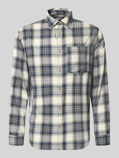Produktfoto, Slim Fit Freizeithemd aus reiner Baumwolle Modell 'James' von JACK & JONES, kariertes Muster in Blau und Beige, langärmlig, mit Brusttasche, Kentkragen und sichtbarer Knopfleiste, strukturierte Baumwolloberfläche, Kontext: Herren Freizeithemd, Rückenlänge 75 cm, Schulterbreite 48 cm, Ärmellänge 66 cm