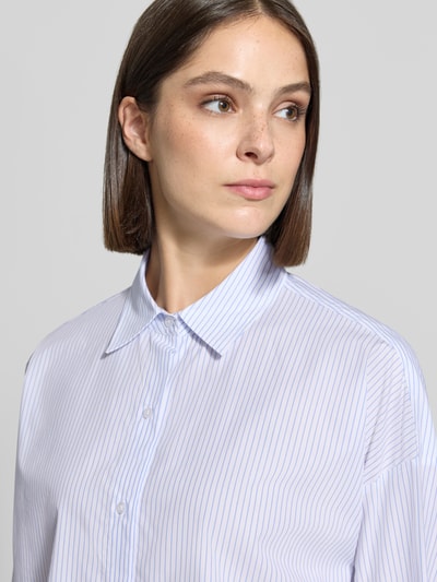 Vrouwenmodel draagt blouse met lange mouwen van puur katoen model 'Expand' van HUGO in wit met blauwe strepen, Dames Langarmbluse von HUGO, close-up van bovenlichaam.