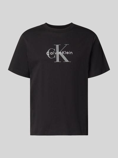 Produktfoto, T-Shirt mit Label-Print und Rundhalsausschnitt von Calvin Klein Jeans, schwarze Baumwolle, Regular Fit, grauer Aufdruck, Vorderansicht