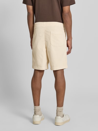 Mężczyznamodel nosi Regular Fit Sweatshorts aus Baumwoll-Mix Modell 'JACE' von SELECTED HOMME w jednolitym kolorze, materiał sztruksowy, bawełniany miks, z szlufkami, troczkiem i kieszeniami; całopostaciowy widok z tyłu.