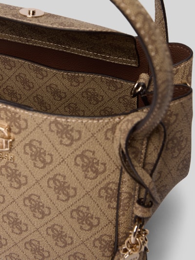Produktfoto, Guess Handtasche in Leder-Optik Modell 'Coleen' mit Allover-Logo-Print, Magnetverschluss, gold-braune Struktur, Detailaufnahme, Hauptfach geteilt, abnehmbarer Schulterriemen, Maße: 24x18x14 cm, Riemenlänge 109 cm
