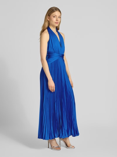 Frauenmodel trägt Neckholder-Midikleid aus Satin Modell 'Natasha' von Forever New, königsblau, tailliert, Plisseefalten, Ganzkörperansicht von vorne.