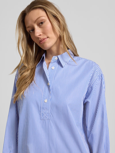 Frauenmodel trägt Oversized Hemdblusenkleid aus reiner Baumwolle von Lauren Ralph Lauren mit blau-weißem Streifenmuster, Twillgewebe, Knopfleiste, hochgeschlossen, Nahaufnahme Oberkörper.