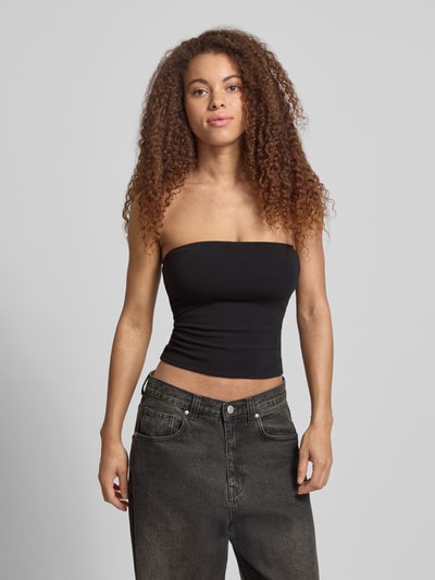 Frauenmodel trägt schmal geschnittenes Bandeau-Top von REVIEW in Schwarz, Baumwoll-Elasthan-Mix, Off-Shoulder-Look, Ganzkörperansicht von vorne.