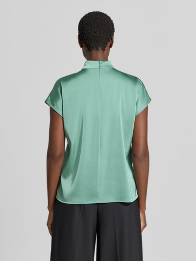 Frauenmodel trägt Regular Fit Blusentop aus reiner Baumwolle von Jake*s Collection in Mintgrün, glatte Textur, Ganzkörperansicht Rückansicht.