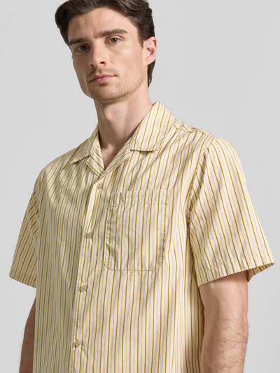 Męski model nosi Regular Fit Freizeithemd mit 1/2-Arm Modell 'Nico' od Wood Wood, bawełna, jasny żółty z paskami, krój regular fit, kołnierz rewersowy, widok z przodu, zbliżenie na górną część ciała, długość tyłu w rozmiarze M: 73 cm, szerokość w rozmiarze M: 48 cm, długość rękawa w rozmiarze M: 27 cm.