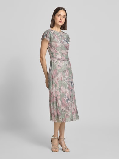 Frauenmodel trägt schimmerndes Cocktailkleid mit Rundhalsausschnitt von Swing, Midikleid im taillierten Schnitt, florale Pastellfarben, Material-Mix mit Stretch-Anteil, Ganzkörperansicht von vorne.