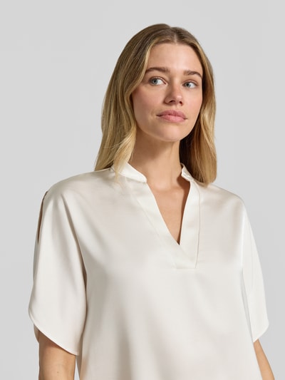 Vrouwenmodel draagt Regular Fit blouse van satijn met V-hals model 'Anelle' van Neo Noir, 1/2-mouwen, ruglengte 57 cm, maat 36, close-up bovenlichaam.