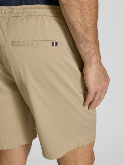 Tommy Hilfiger Regular Fit Shorts aus Baumwoll-Elasthan-Mix Kitt 3
