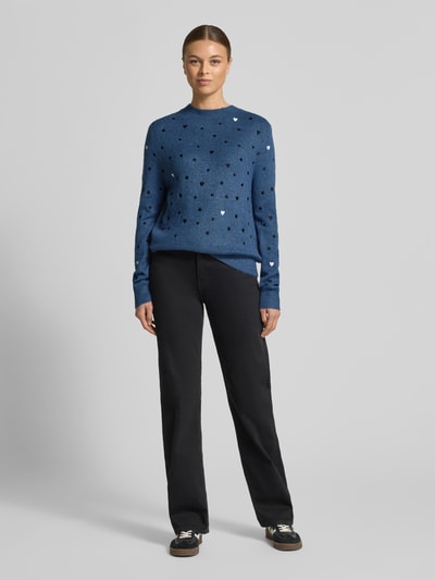 Kobiece model prezentuje Regular Fit Strickpullover mit Stickereien od Tom Tailor Denim, kolor melanżowy, widok całej sylwetki z przodu.