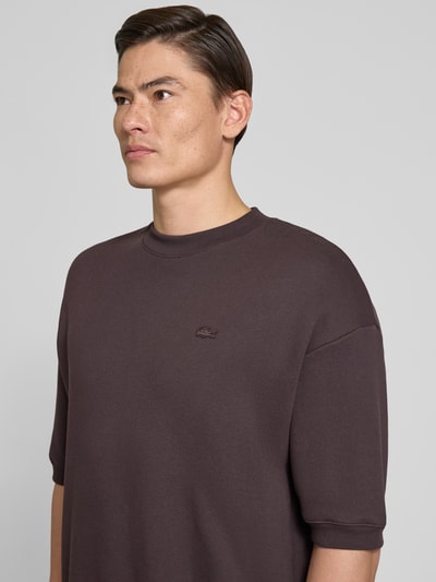 Mężczyzna nosi Relaxed Fit Sweatshirt aus reiner Baumwolle od Lacoste, efekt: jednolity kolor, krój relaxed fit, wyhaftowane logo, okrągły dekolt, długi rękaw, prążkowane zakończenia rękawów oraz dołu, dzianina dresowa, bawełna, Nahaufnahme górnej części ciała.
