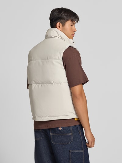 Mannelijk model draagt Steppweste met verdekte ritssluiting Model 'SOHO BODYWARMER' van JACK & JONES in regular fit, opstaande kraag, Heren, ruglengte maat M 65 cm, schouderbreedte 43 cm, borstwijdte 59 cm, lichte kleur, Ganzkörperansicht Rückansicht.