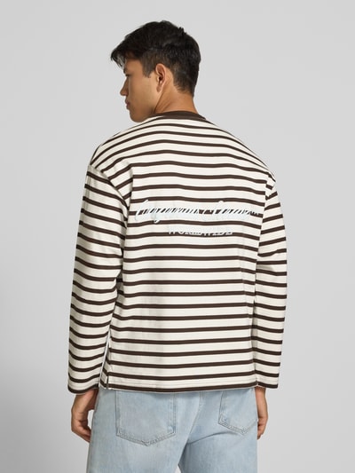 Männermodel trägt Regular Fit Longsleeve aus reiner Baumwolle mit Streifenmuster von JACK & JONES, braun-weiß, Ganzkörperansicht Rückansicht. Rückenlänge bei Größe M: 70 cm, Rundhalsausschnitt.