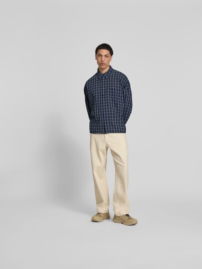 Mannelijk model draagt Relaxed Fit Freizeithemd mit Brusttasche van WON HUNDRED in donkerblauw met witte ruit, katoenmix met rayon, button-down kraag, borstzak, lange mouwen, geheel lichaamsaanzicht van voren.