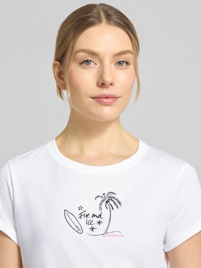 Frauenmodel trägt T-Shirt mit Label-Print Modell 'DEBRA4' von FIRE + ICE aus Reiner Baumwolle, Regular-Fit, Rundhalsausschnitt, Nahaufnahme Oberkörper.