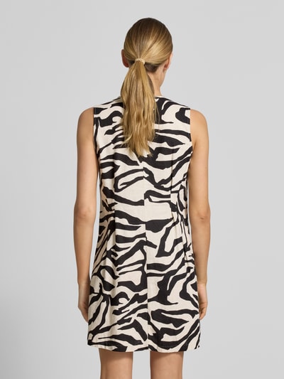 Frauenmodel trägt Minikleid aus Leinen-Viskose-Mix Modell 'LINNO' von ICHI im Allover-Look, Gerader-Schnitt, Rückenansicht Ganzkörperansicht.