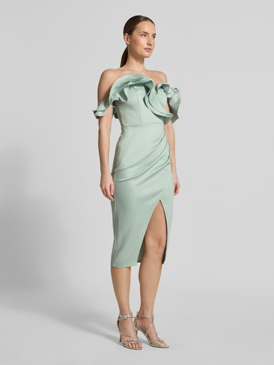 Frauenmodel trägt Slim Fit Midikleid mit Gehschlitz von Lipsy aus Elastischer-Material-Mix, Raffung, Ärmelloses-Design, grün, Ganzkörperansicht von vorne.