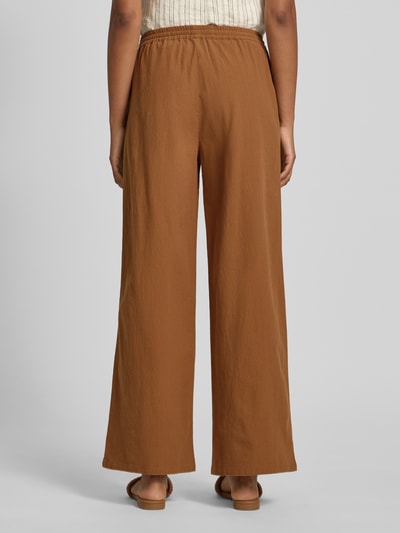 Frauenmodel trägt Stoffhose aus Reine Baumwolle in Braun, Wide-Leg-Pants mit Elastischer Bund und Tunnelzug, Modell 'CISSIE' von Soyaconcept, Ganzkörperansicht Rückansicht. Damen Stoffhose mit Verkürzt Passform, Bundweite 37 cm, Innenbeinlänge 73 cm, feine Struktur.