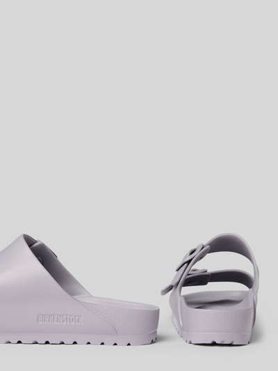 Produktfoto, lichtpaarse slippers met logodetail Model 'Arizona' van Birkenstock, open hiel, afgeronde pasvorm, hakhoogte maat 40: 3 cm