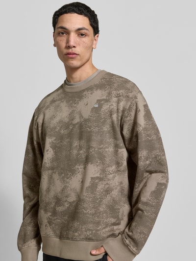 Männermodel trägt Sweatshirt im Allover-Look mit Rundhalsausschnitt von G-Star Raw, braune Töne, Baumwolle, Regular Fit, Nahaufnahme Oberkörper