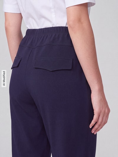 Männermodel trägt Barrel Leg Hose mit angedeuteten Taschen Model 'Rachell' von Stehmann, jednokolorowy, krój barrel fit, średni stan, elastyczny ściągacz, wpuszczane kieszenie, wykończenie materiału: dzianina dresowa, detailaufnahme, KI-modifiziertes Bild