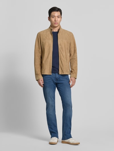 Männermodel trägt Regular Fit Jeans im Used-Look Modell 'Lyon' von Pierre Cardin, Baumwoll-Mix mit Viskose-Anteil, Blau, Ganzkörperansicht von vorne, Bundweite 42 cm, Innenbeinlänge 80 cm, Größe 32/32.