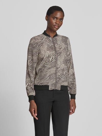 Frauenmodel trägt Regular Fit Blouson mit Allover-Muster Modell 'COCO' von VERO MODA, creme-schwarze Zebraoptik, Ganzkörperansicht von vorne.