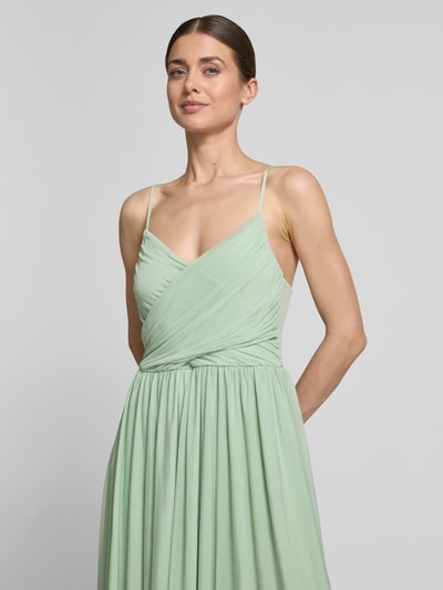Frauenmodel trägt Maxikleid aus fließendem Stoff Modell 'Cathleen' von GUIDO MARIA KRETSCHMER WOMAN in sanftem Mintgrün, Taillierter Schnitt, Wickel-Optik, verstellbare Spaghettiträger, Nahaufnahme Oberkörper.