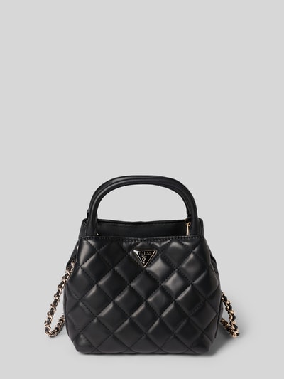 Produktfoto, schwarze Handtasche in Stepp-Optik Modell 'JULIET' von GUESS mit Logo-Detail und Ketten-Schulterriemen, neutraler Hintergrund.
