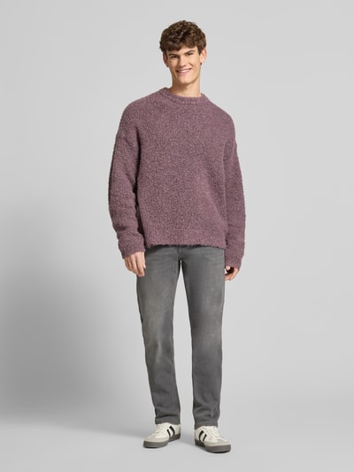Männermodel trägt Bequeme Slim Fit Jeans in grauer Waschung und Five-Pocket-Design von REVIEW, Baumwoll-Mix, Ganzkörperansicht von vorne.