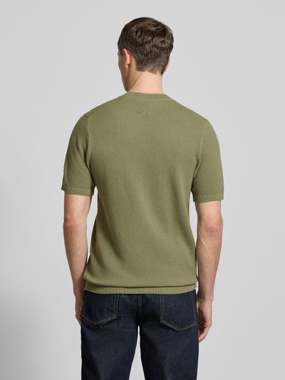 Männermodel trägt Regular Fit T-Shirt aus reiner Baumwolle von MCNEAL in Olivgrün mit Strukturmuster, gerippte Abschlüsse, Rückenlänge 71 cm, Ganzkörperansicht Rückansicht.