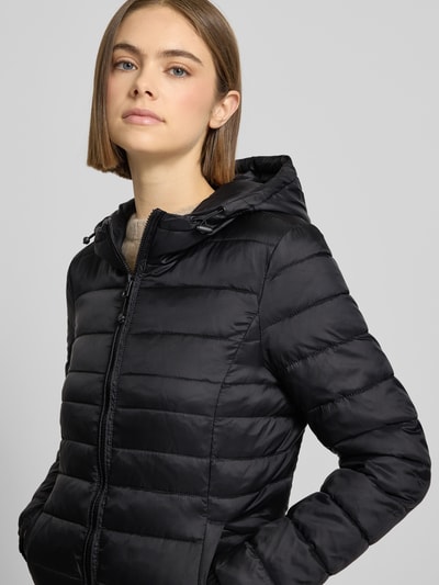Kobiece model prezentuje czarną Regular Fit Steppjacke mit Kapuze Modell 'TAHOE' od Only z nylonu, zbliżenie na górną część ciała.