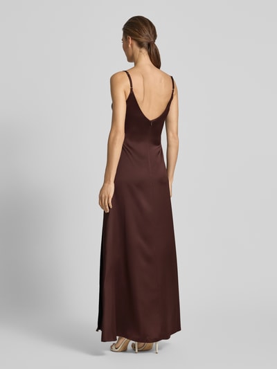 Frauenmodel trägt Abendkleid mit Drapierungen und V-Ausschnitt von Rinascimento aus Satin, Taillierter Schnitt, Maxikleid, Rückseitiger V-Ausschnitt, Rückseitiger Reißverschluss, Verstellbare Spaghettiträger, Rückenlänge 119 cm, Brustweite 40 cm, glatte Textur, glänzendes Braun, Ganzkörperansicht Rückansicht.