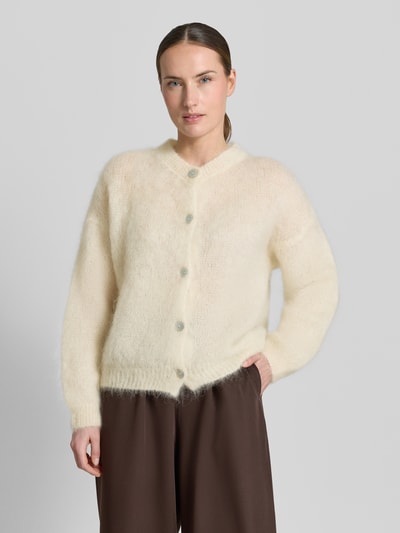 Frauenmodel trägt Loose Fit Strickjacke aus Mohair-Mix Modell 'AMANDA' von VILLA SOPHIE, Optik: Unifarben, Ganzkörperansicht von vorne.