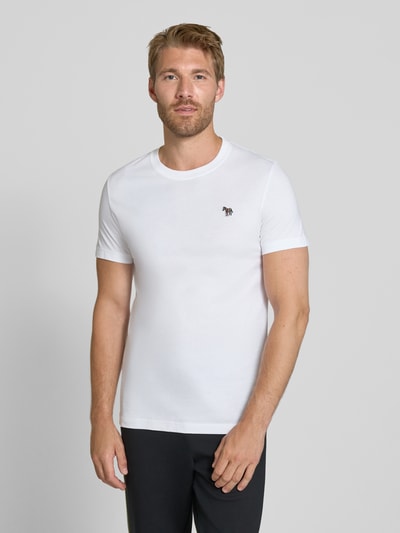 Männermodel trägt Regular Fit T-Shirt aus reiner Baumwolle von Paul Smith, weiße Farbe, Rundhalsausschnitt, Nahaufnahme Oberkörper.