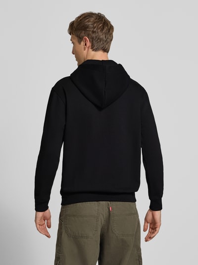 Männermodel trägt Relaxed Fit Hoodie aus katoenmix met motiefprint van CHILL PILL, zwart met elastische boorden, Kangoeroezak, Ganzkörperansicht Rückansicht