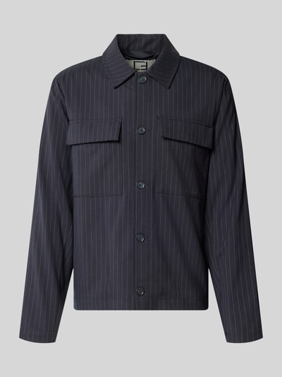 Produktfoto, Regular Fit Hemdjacke mit Brusttaschen Modell 'GAEL' von Casual Friday im Allover-Look, Dunkelblau mit feinen Streifen, Material-Mix mit Viskose-Anteil, Kentkragen, Vorderansicht