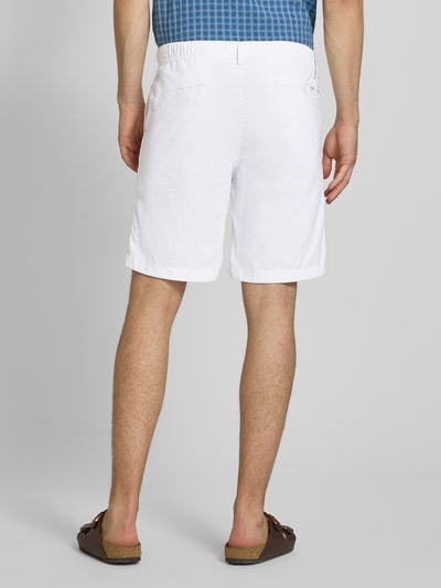 Männermodel trägt Shorts mit Tunnelzug Modell 'JAIDEN' von Jack & Jones, weiß, Baumwoll-Leinen-Mix, Regular-Fit, Ganzkörperansicht Rückansicht.