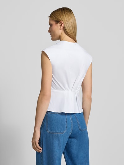 Frauenmodel trägt Regular Fit Bluse mit gelegten Falten Modell 'Bazar' von Marella aus elastischem Baumwoll-Mix, Ärmelloses-Design, Rückansicht.