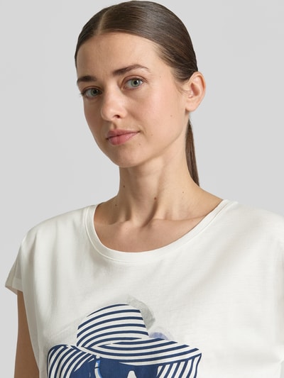 Frauenmodel trägt Damen T-Shirt aus Baumwoll-Viskose-Mix mit Motiv-Print von Christian Berg Woman, Rundhalsausschnitt, Nahaufnahme Oberkörper.